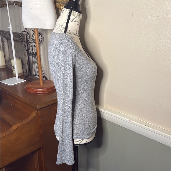 Hollister Fitted Gray Bell Sleeve Blouse‼️FINAL SALE - Picture 2 of 3